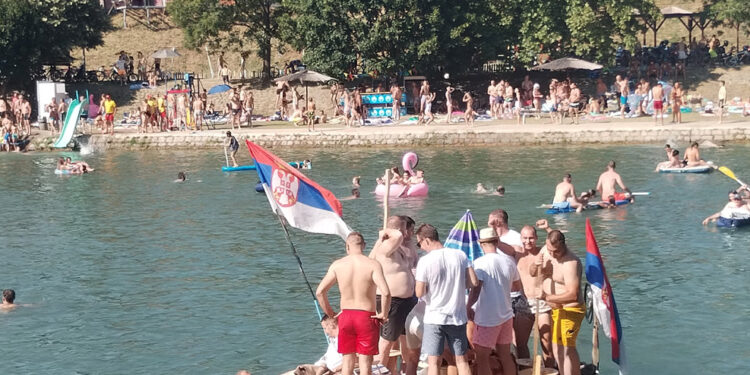 Kupanje i gulaš za goste