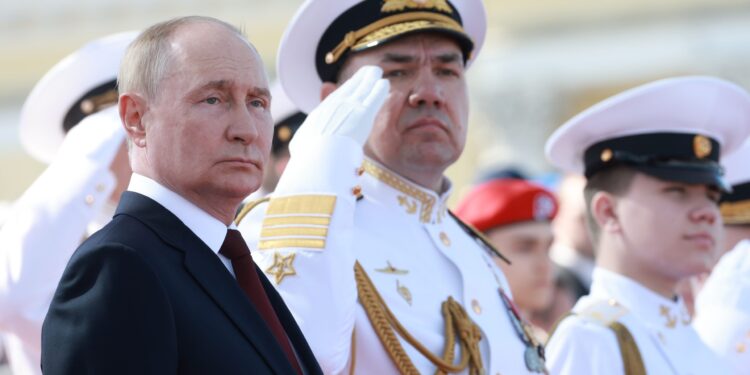 Peskov: Putin je superiorniji od svojih kolega