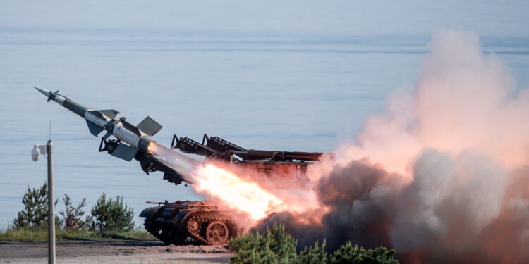 Severna Koreja testirala nove rakete koristeći “super velike” bojeve glave