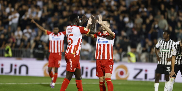 Fudbaleri Crvene zvezde posle prvog poluvremena vode 2:0 protiv Partizana