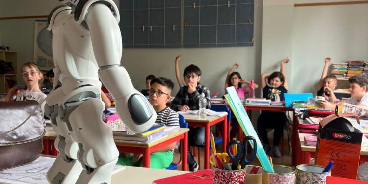 Humanoidni roboti za podršku deci u učenju