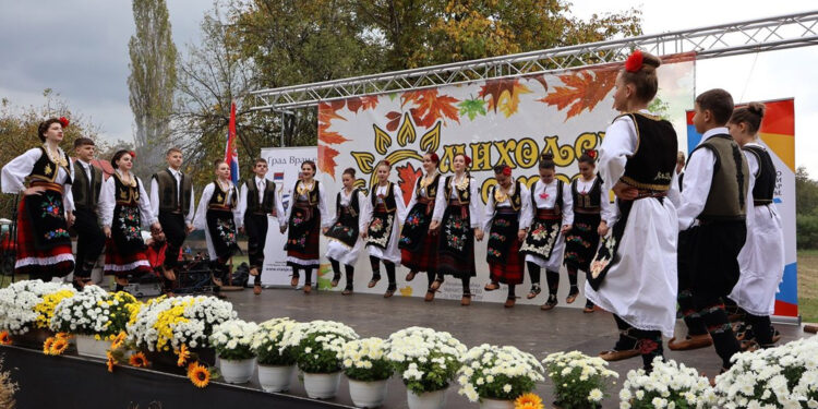 Kolo igrali stari i mladi
