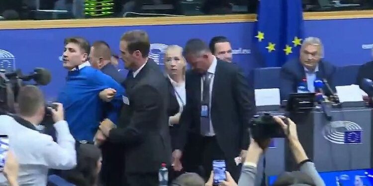 Pojavio se novi snimak napada na Orbana u Evropskom parlamentu (VIDEO)