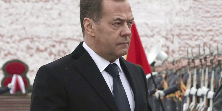 Medvedev: Tramp neće imati lake pregovore sa Kijevom