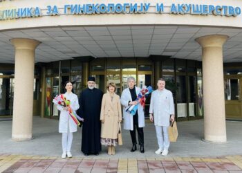 Dobrotvorna ustanova Eparhije bačke darivala bebe rođene na Božić u novosadskom porodilištu „Betanija”.