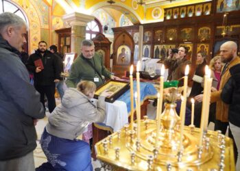 Građani satima čekali da celivaju čudotvornu ikonu koja je stigla iz Rusije