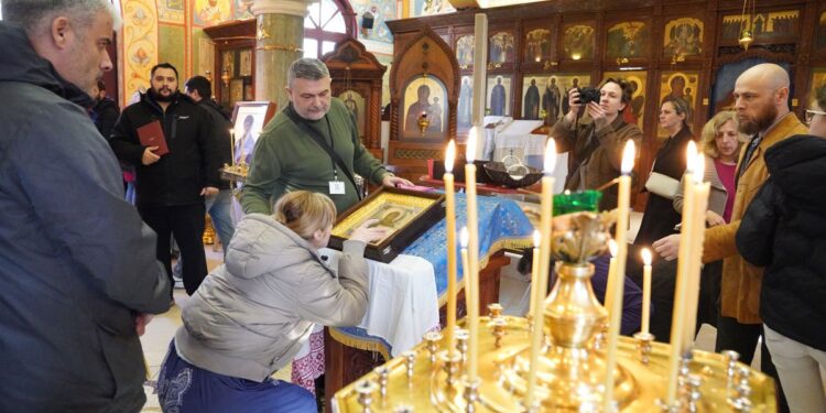 Građani satima čekali da celivaju čudotvornu ikonu koja je stigla iz Rusije