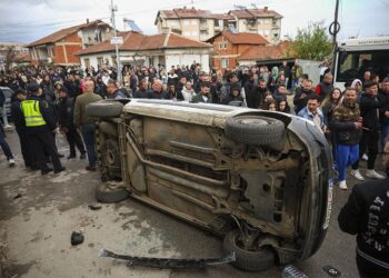 Kočani: Građani prevrnuli automobil i demolirali kafić vlasnika diskoteke (VIDEO)