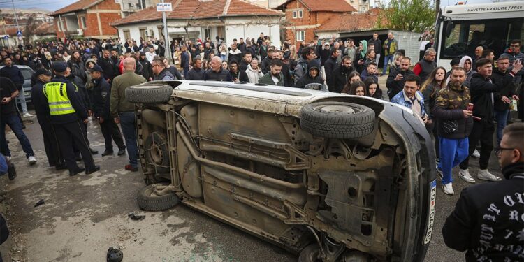 Kočani: Građani prevrnuli automobil i demolirali kafić vlasnika diskoteke (VIDEO)