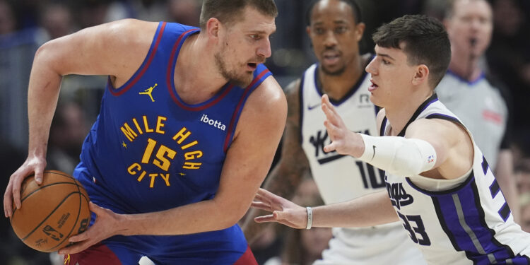 Jokić predvodio Denver u pobedi protiv Sakramenta (VIDEO)
