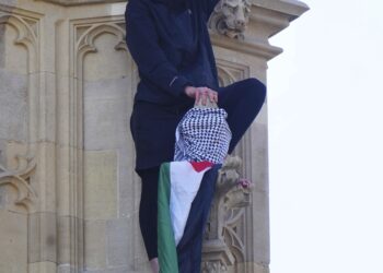 Muškarac sa palestinskom zastavom i dalje na vrhu Vestminsterske palate