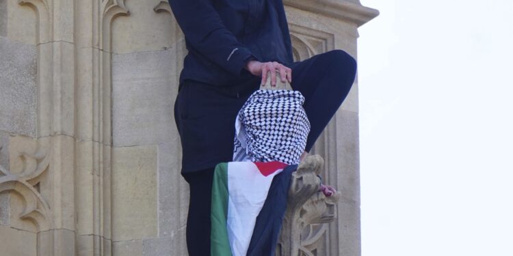 Muškarac sa palestinskom zastavom i dalje na vrhu Vestminsterske palate