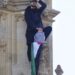 Muškarac sa palestinskom zastavom i dalje na vrhu Vestminsterske palate