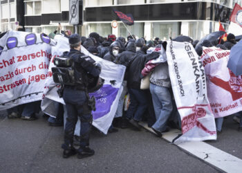 Policija u Cirihu koristila biber sprej i pendreke protiv učesnika neprijavljenih protesta
