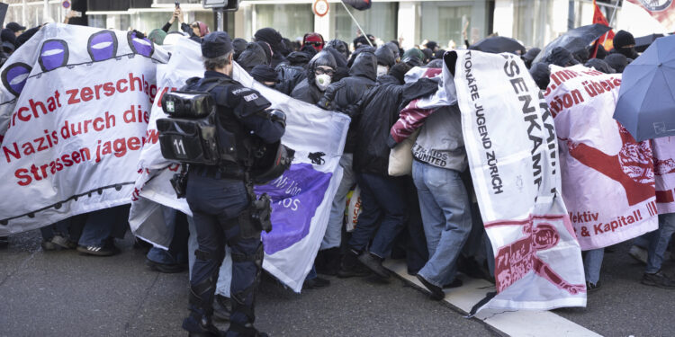 Policija u Cirihu koristila biber sprej i pendreke protiv učesnika neprijavljenih protesta