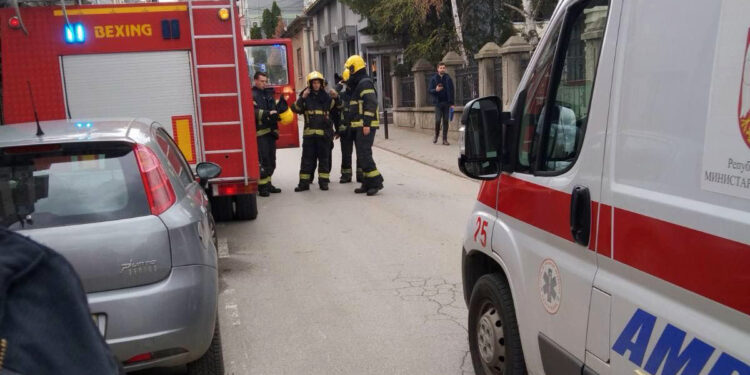 Dačić: Brzom reakcijom vatrogasaca spaseno pet osoba iz zgrade u kojoj je izbio požar