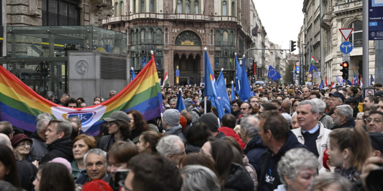 Hiljade ljudi u Budimpešti protestovalo protiv zabrane Prajda