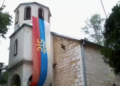 Maskirani muškarac pocepao zastavu sa hrama u Orahovcu