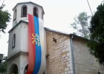 Maskirani muškarac pocepao zastavu sa hrama u Orahovcu