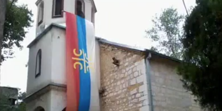 Maskirani muškarac pocepao zastavu sa hrama u Orahovcu