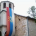 Maskirani muškarac pocepao zastavu sa hrama u Orahovcu