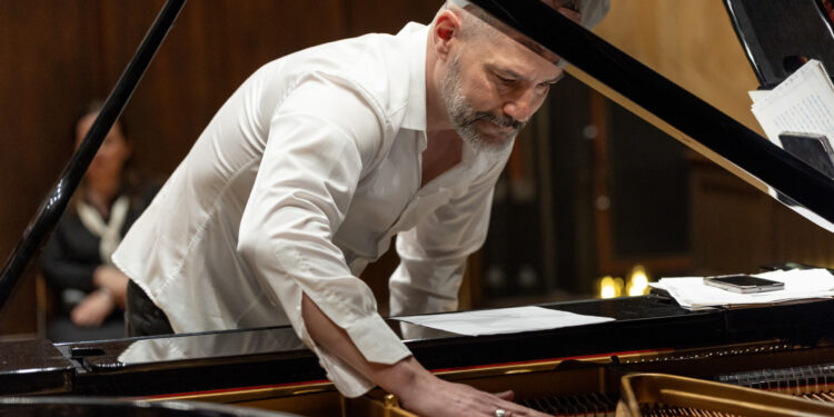 Vasil Hadžimanov održao solo koncert u Bazelu