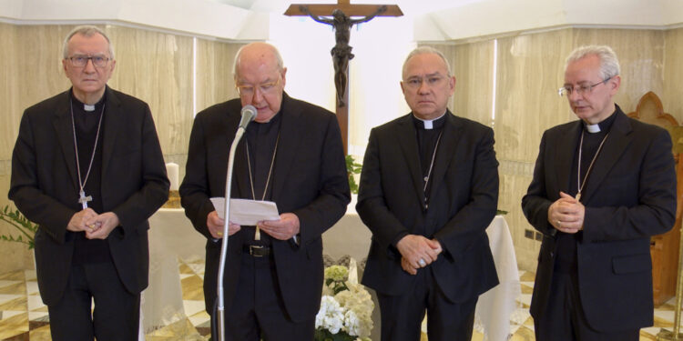 Mediji: Najveće šanse za novog papu imaju Luis Antonio Tagle i Pjetro Parolin