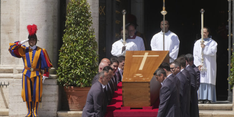 Kovčeg sa papinim telom stigao u baziliku St. Marija Mađore, sledi privatna ceremonija