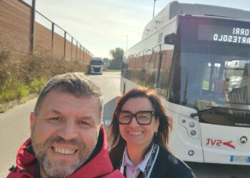 Biljana autobus vozi ulicama Vićence