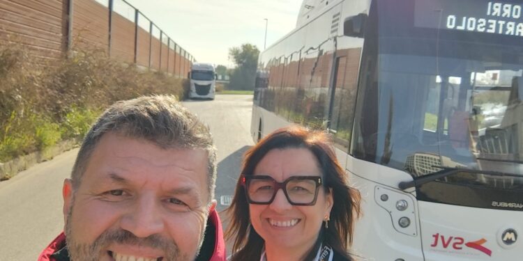 Biljana autobus vozi ulicama Vićence