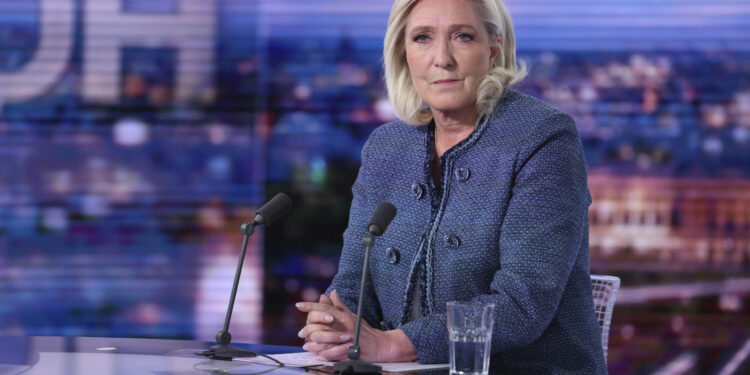 Le Pen ostala bez mandata