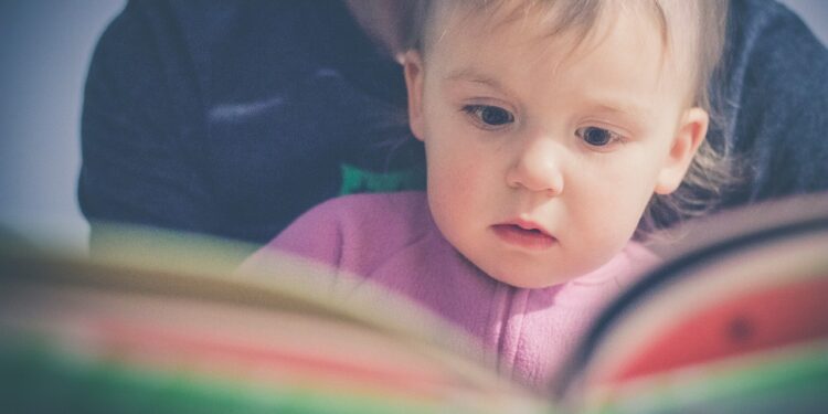 Moderne tehnologije i umor prete pismenosti: Sve manje roditelja čita deci