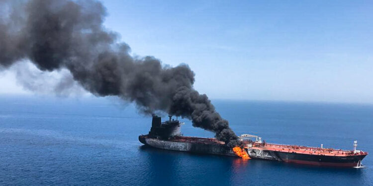 Dva tankera se sudarila i zapalila u blizini UAE