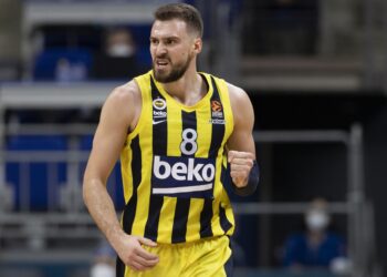 Turci ovacijama rasplakali Gudurića: Marko jedva priveo meč kraju (VIDEO)