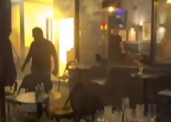 Ubačene baklje u kafić u centru Beograda (VIDEO)