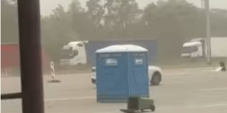 Nevreme oduvalo toalet iz Hrvatske ka Srbiji (VIDEO)