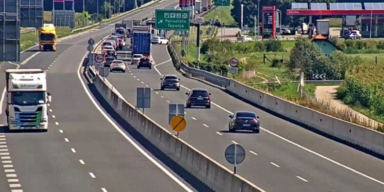 Teška saobraćajna nesreća na auto-putu ka Ljubljani: Pet osoba poginulo (FOTO)