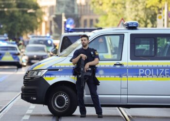 Amerikanac teško povređen u napadu nožem u tramvaju u Nemačkoj