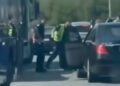MUP Srbije suspendovao trojicu policajaca: Tukli vozača na auto-putu (VIDEO)