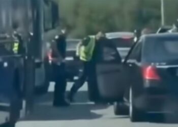 MUP Srbije suspendovao trojicu policajaca: Tukli vozača na auto-putu (VIDEO)