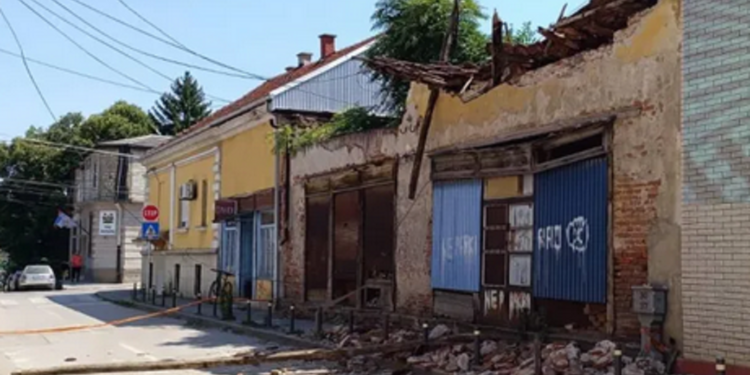 Leskovac: Krov kuće pao na ulicu