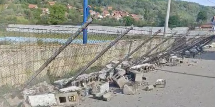Pao zid bazena u varoši kraj Leskovca