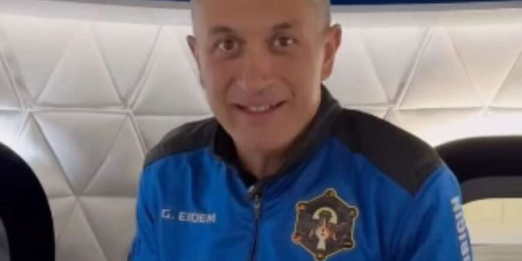 ZASTAVA SRBIJE PRVI PUT U SVEMIRU! Srpski zet u misiji Džefa Bezosa nosi nacionalni simbol u beskraj