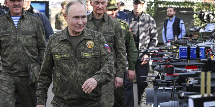 Putin: Na kontakt-liniji 700.000 ruskih vojnika