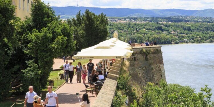 Vreme sutra: Promenljivo oblačno i relativno toplo, mestimično s kišom