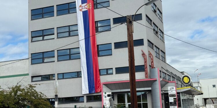 Velika srpska trobojka na zgradi Konzulata Srbije u Lincu