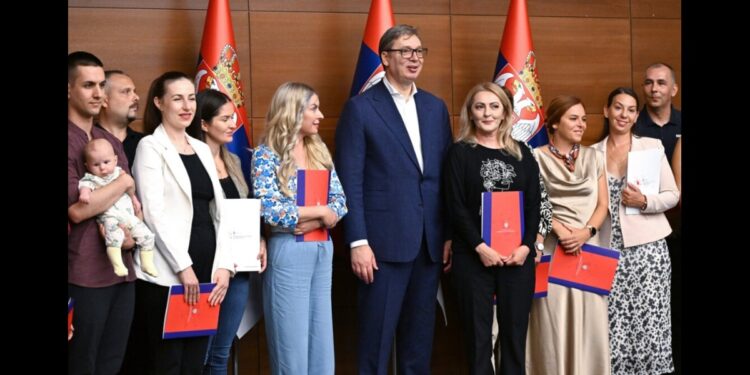 Predsednik Vučić lično dočekao lekare iz dijaspore i uručio im ugovore o radu