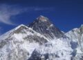 Hiljadu turista zarobljeno na Mont Everestu zbog snežne oluje (FOTO, VIDEO)