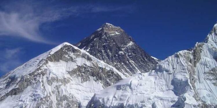 Hiljadu turista zarobljeno na Mont Everestu zbog snežne oluje (FOTO, VIDEO)