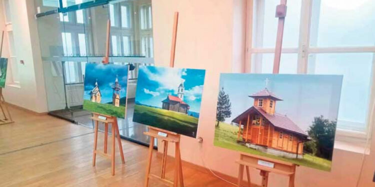 Izložba fotografija „Crkve brvnare Republike Srpske“ otvorena u Nišu